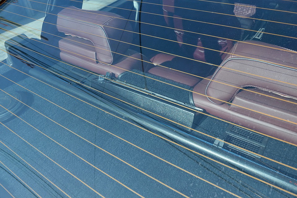 これが室内側のユニット。どんだけリアシート、楽するねん！