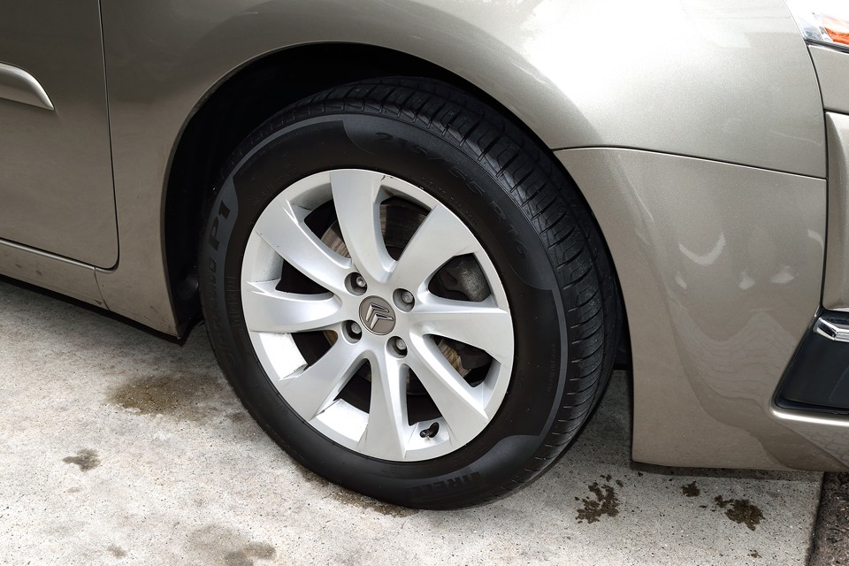 純正アルミホイールは小キズがありますが、ほとんど気にならない程度です。
タイヤはピレリP1で、まだ新しい状態です。