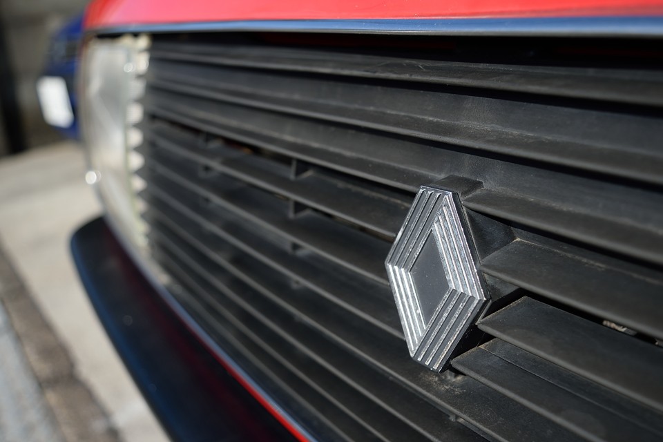 「昔乗ってたフランス車の柔らかさが恋しい！」とか「フランス車らしいフランス車に乗りたい〜！」
そんな禁断症状でお悩みのアナタに…。