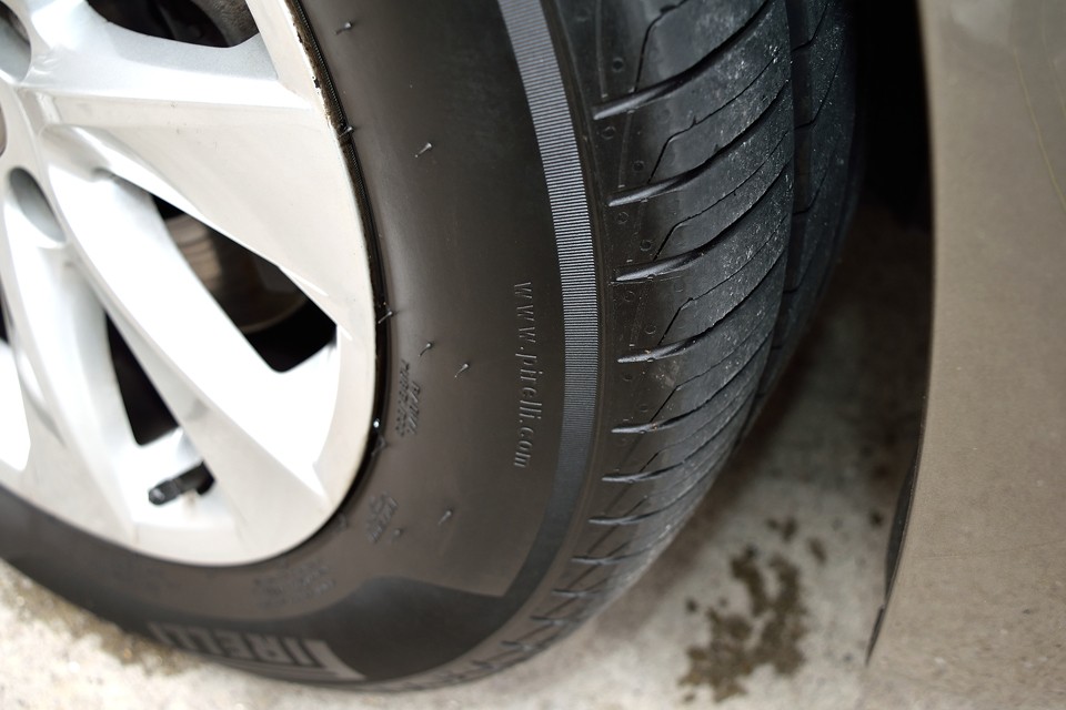 ヒゲがパリパリのこってます。でも新品ではないので9分山ということで・・・。