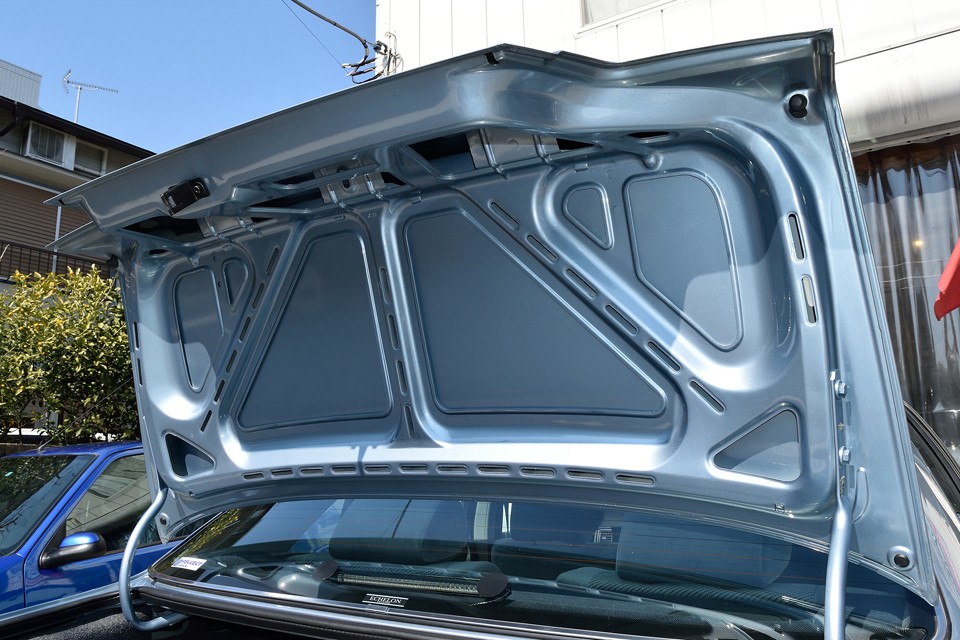 トランクフードの裏・・・う〜ん、もうわけ分からん！