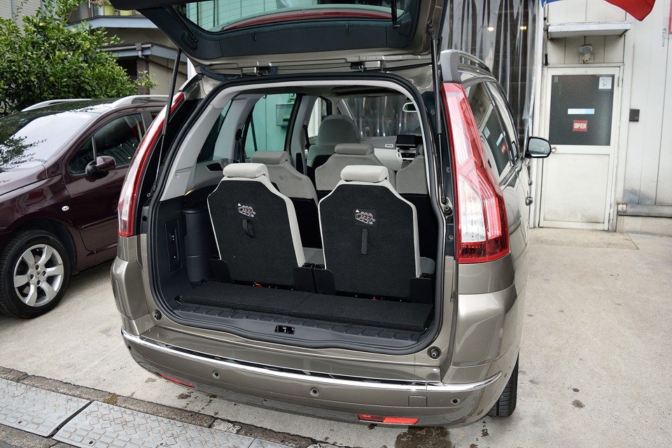 7人乗りの状態だとこんな感じです。それでも結構なラゲッジスペースありますね。