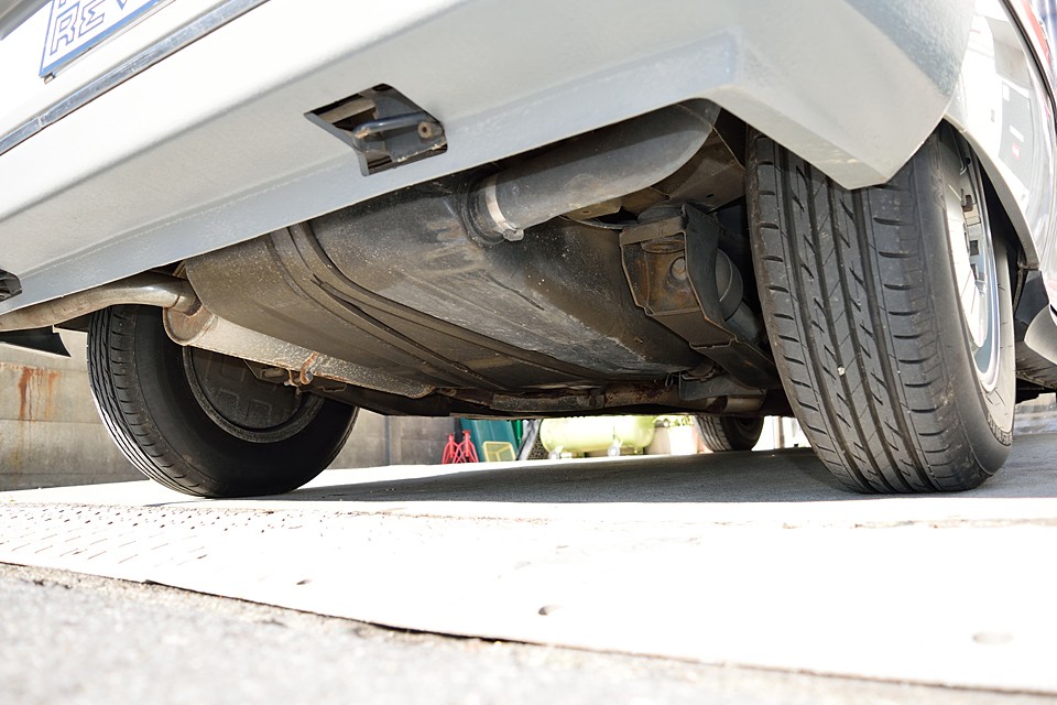 車体後方下廻り。表明サビ程度はありますが、酷いサビ、腐食、損傷はありません！