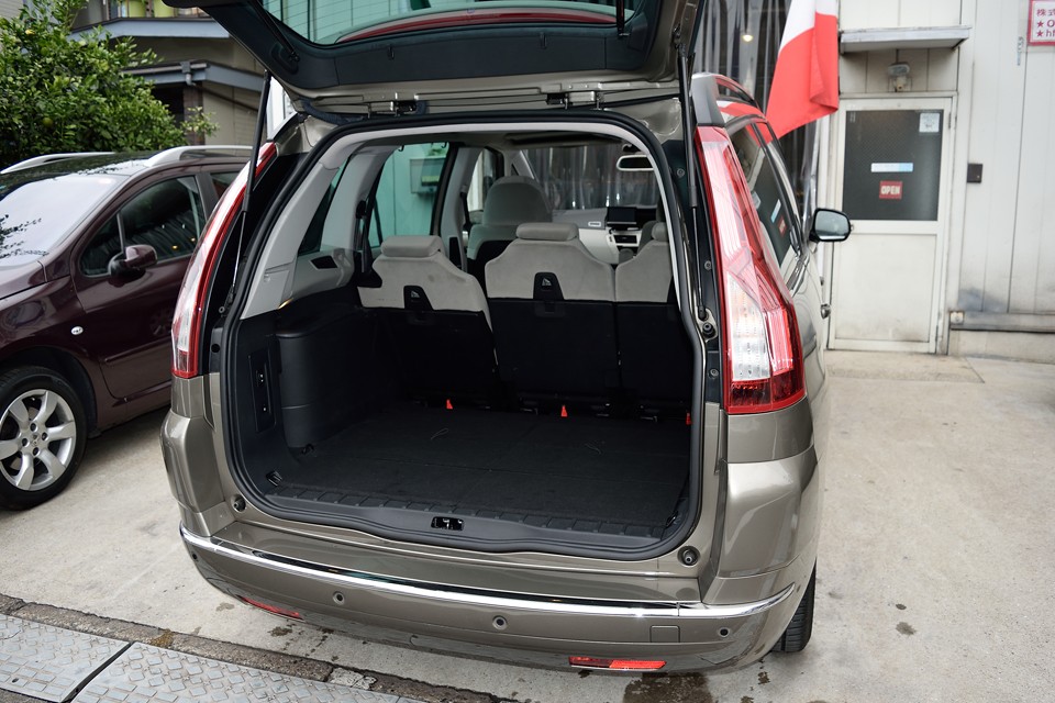 ワンタッチでも格納出来る3列目シートをたたむと、ご覧の通りの大スペース！
2列目もたためば、カプセルホテルより広い！・・・ってことは住める？！(笑)