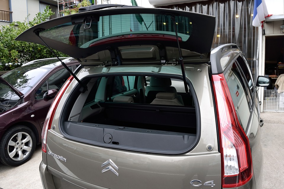 おっと、忘れちゃいけない便利な機能がコレ！ガラスハッチだけ開閉するので、ちょっとした荷物の出し入れにとっても便利！