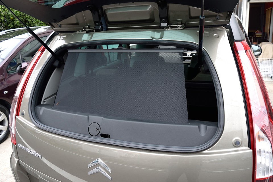 更に、ここにも奥様に必須のサンシェードを装備！シトロエンって・・・やれば出来る子だったのね。