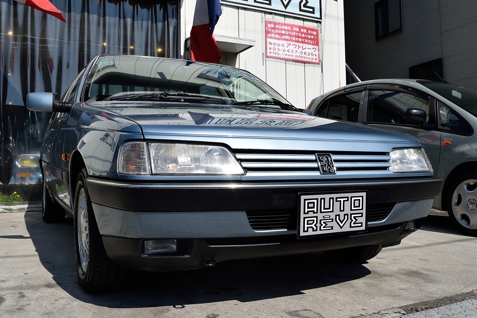 「特別な何か」や「他に無いもの」で背伸びをしていたクルマ達の中で、一際、静寂な印象だった405・・・。