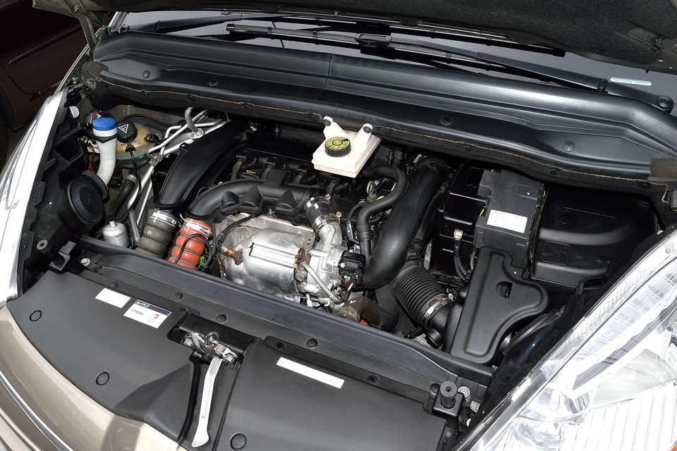 ひと昔前なら、このボディで1.6Lエンジンなんて走るの？って感じでしたが技術の進歩は目覚ましいものです！これでパワーは十分！欧州車に良くあるセミオートマチックミッションも慣れるとチョ〜楽しい〜！