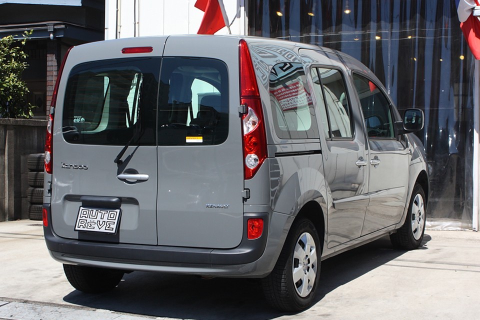 ボディカラーは希少な「グリメタン」、ソリッドなグレーです。
派手な色も合うカングーですが、この色…通好みの良い色ですねぇ。