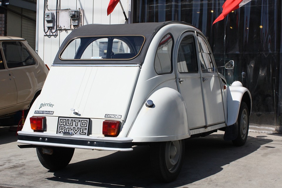 ベースモデルは6スペシャル！外観上の違いはボンネットのウニャウニャ模様とリアのロゴくらいでしょうか。