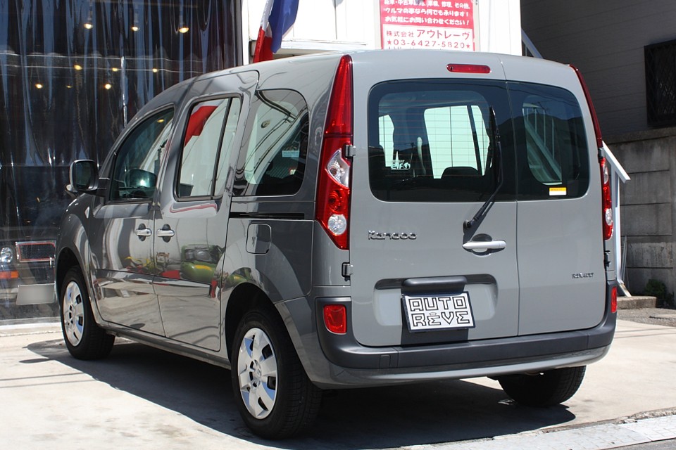 特にリア周りのグレー、赤、黒は、それぞれのデザインやパーツを浮立たせてくれる
かなり良いカラーコンビネーションだと思いますが、いかが？