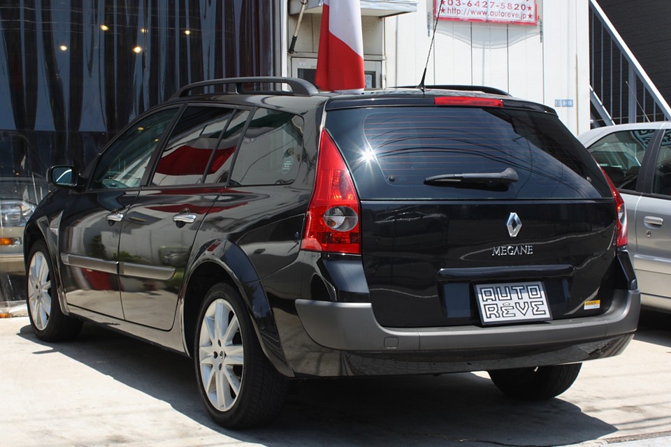 フランス車の黒って独特の雰囲気があって個人的にはかなりいい感じではないかと…。