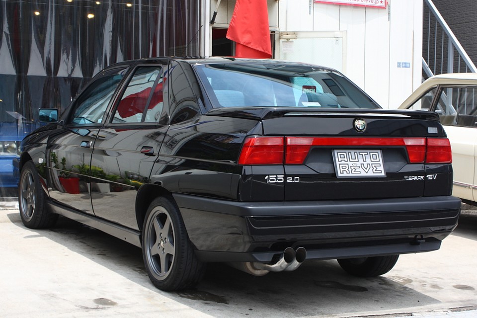 直線的でエッジの効いたボディデザインが、黒だとより引き締まっていい感じ！
テールレンズの赤とのコントラストもカックイイ〜！