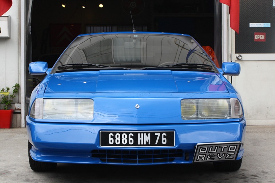 ウーリエによる美しいボディデザインを質の良い塗装が更に引き立てていますね。