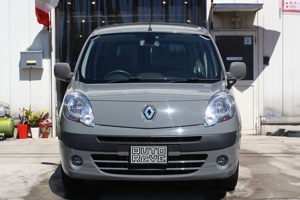 もともとは商用車ベースのカングーなので、こういうワークカラーが似合うのも当然と言えば当然！