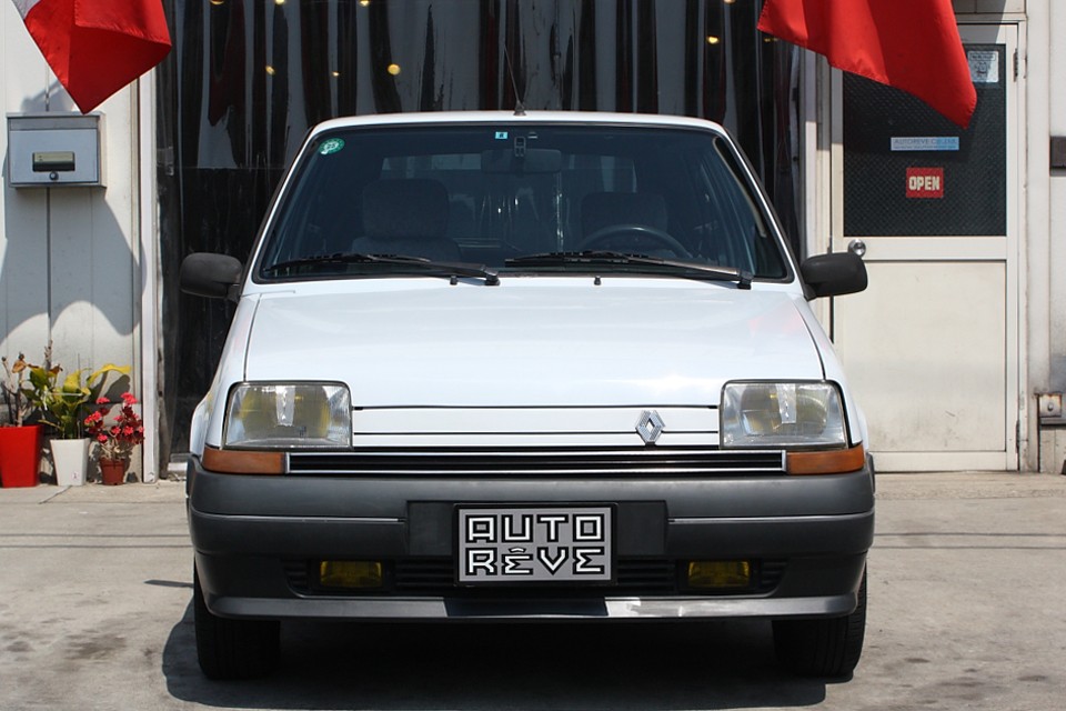 これだけシンプルなのに愛着が湧いてくるのは、やはり緻密で繊細なデザインの賜物ではないかと…。
一球入魂！ならぬ、一線入魂のデザイン！