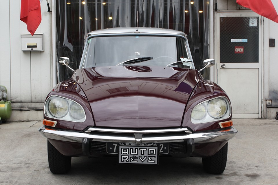 奇才ロベールオプロンによるフェイスリフトで完成された感のあるフロントマスク。それ以前の「クルマ」から「クルマの形をした何か」に変わる程の変化ではないかと…。