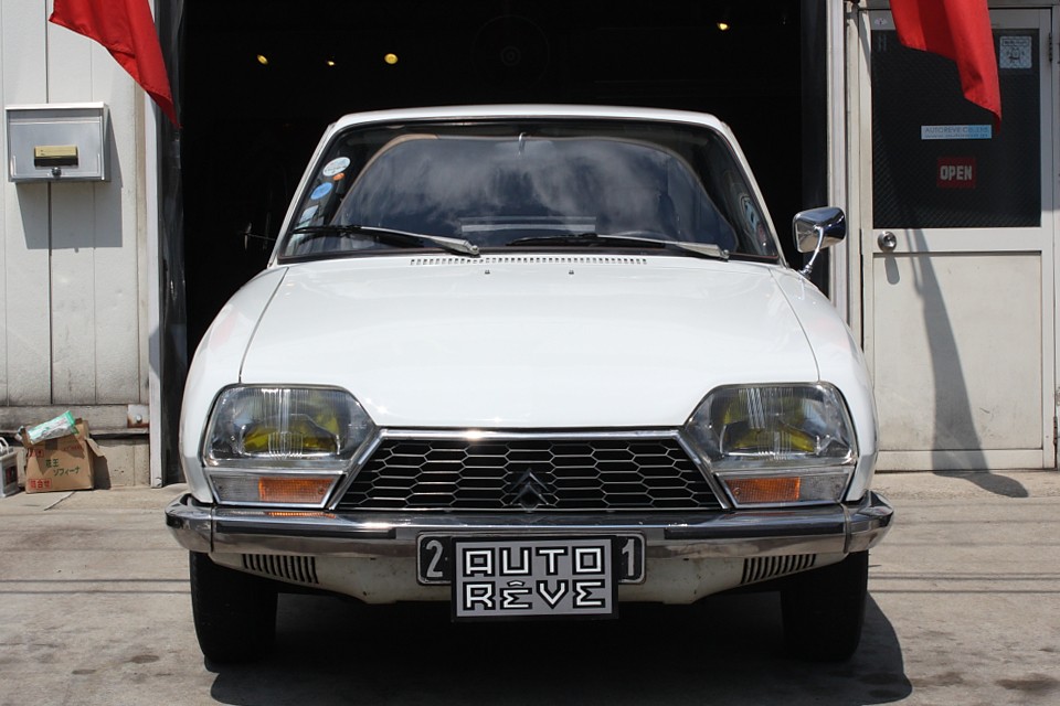 本国フランスでも、これだけオリジナル度の高い、良い個体は少なくなってきました。
助手席側ドアミラーも付いてない当時のままの仕様です。