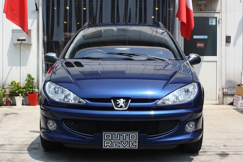 キリッとしたネコ科を思わせる鋭い目！それでいて何となくカワイイ感じもあって…いいデザインですねぇ。