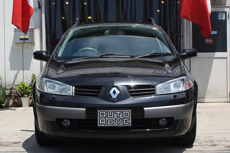 ドイツ車の黒がポリティカル、イタリア車の黒がマシーナリーだとすれば、フランス車の黒は…。