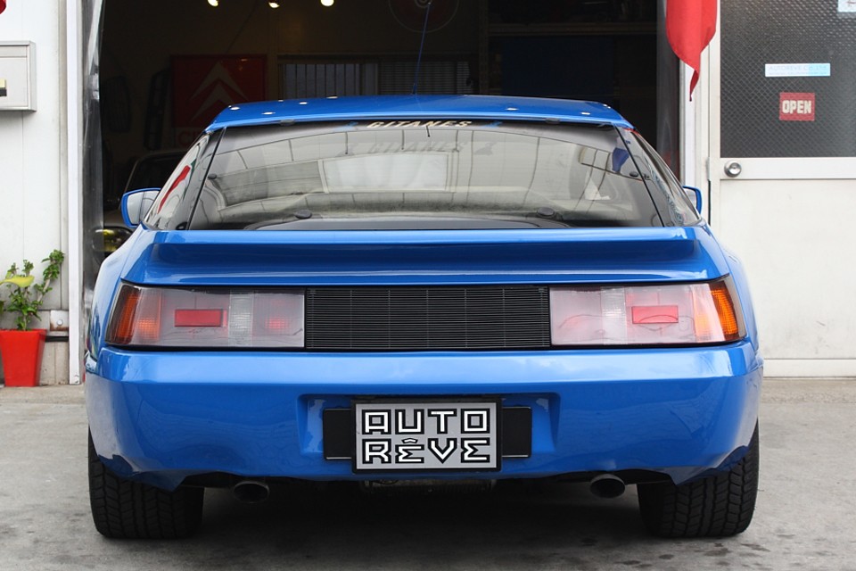 迫力のリアビュー！FRPボディの宿命とも言えるボディ表面のたわみもほとんど感じません。