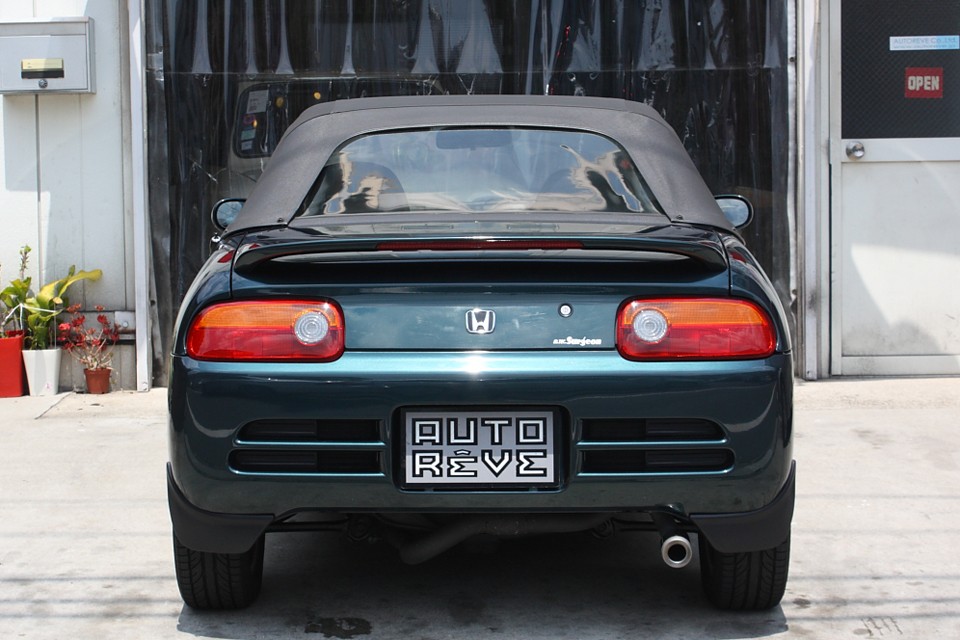 濃いめのボディ色とテールレンズとのコントラストがハッキリしているので、締まって見えますね。