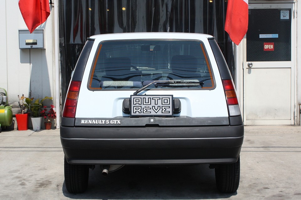 安定感は感じるのに決して重た過ぎない、軽快感すら感じる絶妙なリアデザイン！
丸みを帯びたボディだけではそうは感じないはず！バンパーの割合やテールレンズの位置とかなんでしょうね。