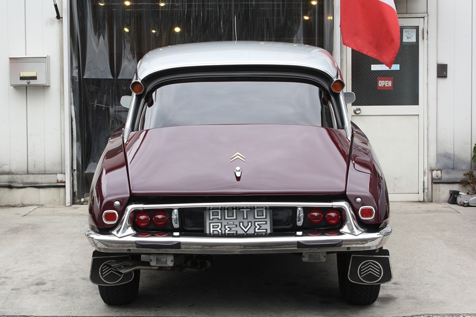 ハーフと段差のある曲面ガラス、そしてなだらかなボディラインの終端に型枠の様なメタルのバンパー…。もはやデザインの領域を超えて、創造の域では…。