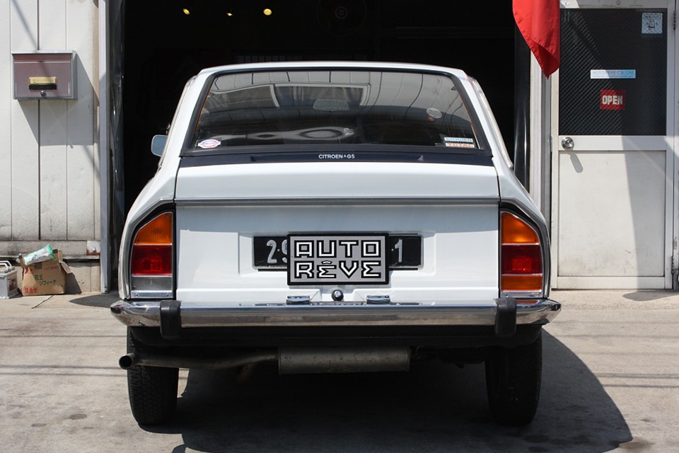 現在、左テールランプはバッグランプ内蔵タイプですが、オリジナルの非内蔵タイプもありますので、
お好みで別途バックランプ増設等も承ります！