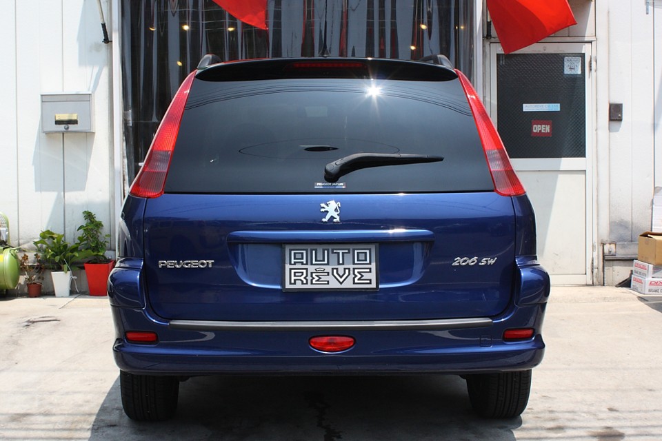 ちょうどリアワイパー付近がレンズ、ガラスともに少しくたびれて、重心の低さを演出！
かなり手の込んだ造りですねぇ。さすがプジョー！