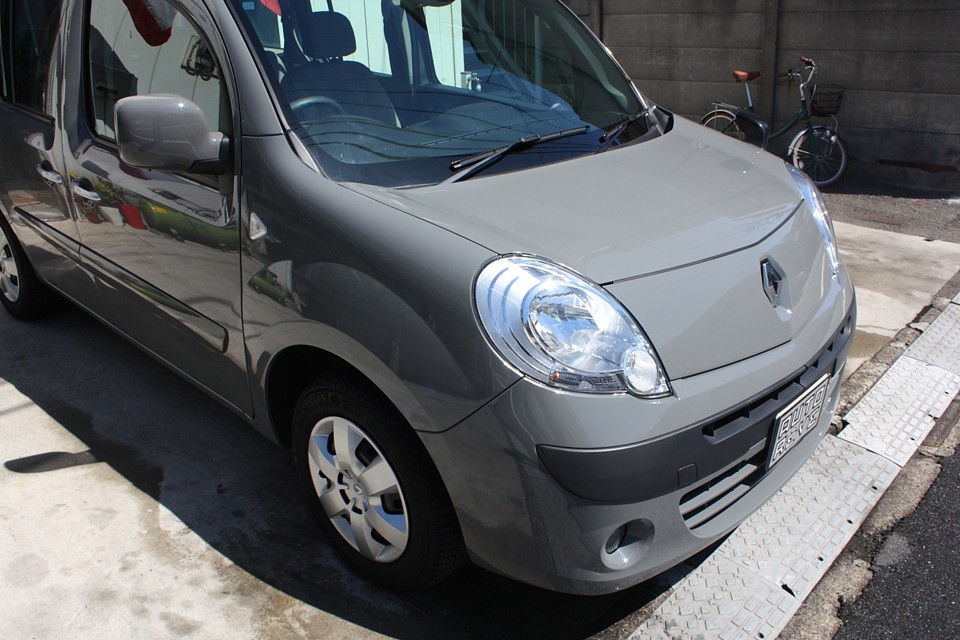 細かく見ればキズはちらほらありますが、まだ新しいおクルマですから、塗装の状態はOK！
って言うかH24年10月に日産PITWORK 5years coat施行済み！