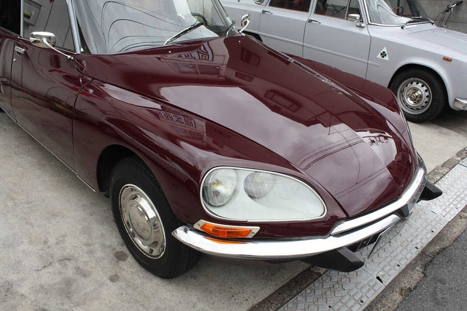 フルボディのワインの様に、深みの有る色が美しいのです。塗装もご覧の通り、とても良い状態です。