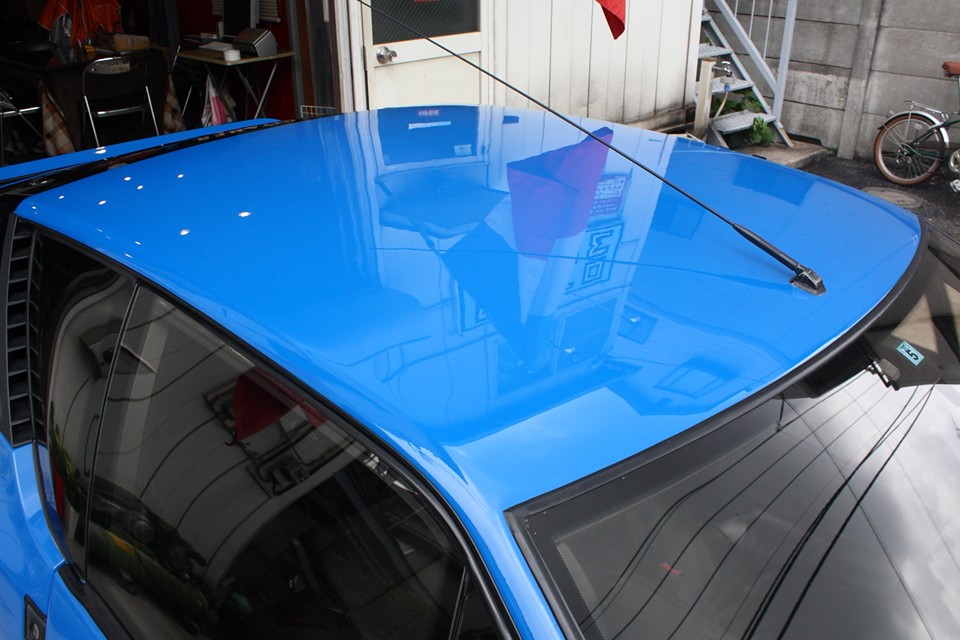 ルーフ前部に必ずと言っていい程あるFRPの繫ぎ目の塗装クラックも、もちろんありません。