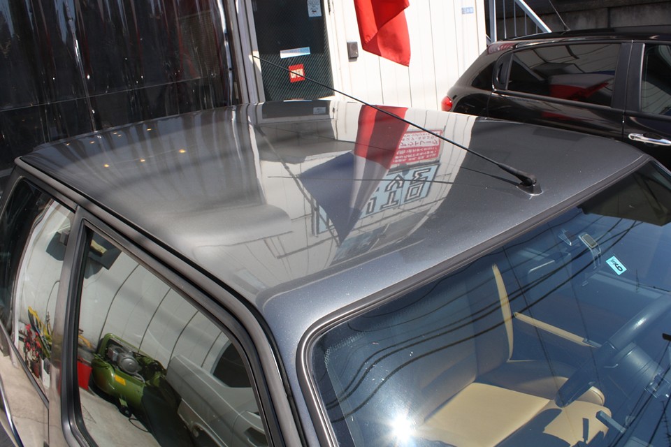 ルーフの塗装も同様に少し劣化ありますが、ツヤっとしてますので印象は悪くないですよね。