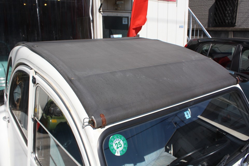 幌も汚れ、小さな破れありますが使用上は問題無さそうです。
もちろん簡単に交換出来るのですが、なぜかこの状態がシックリくるので、これも敢えてそのままです。