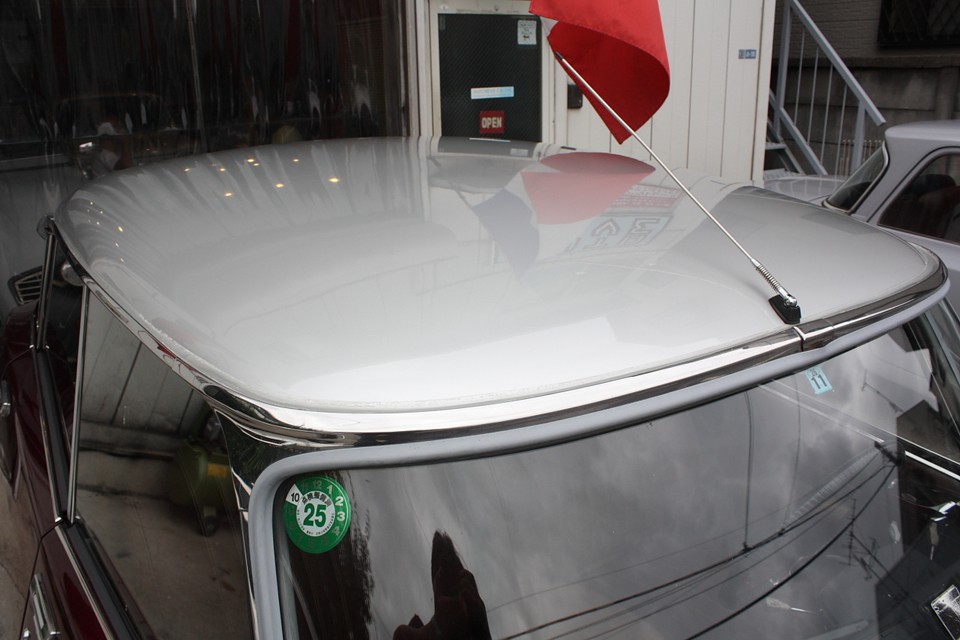 ルーフはシルバー塗装です。もちろん色褪せやクリアー劣化も無く、ツヤがあって良い状態です。