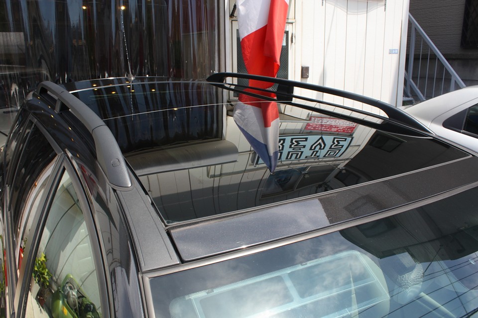 ルーフはフロント上部からリアシート上部まで、ほぼ全面ガラス！グラスルーフプレミアムだけの装備！
ただし…小難その1：電動スライド残念ながら不動です。