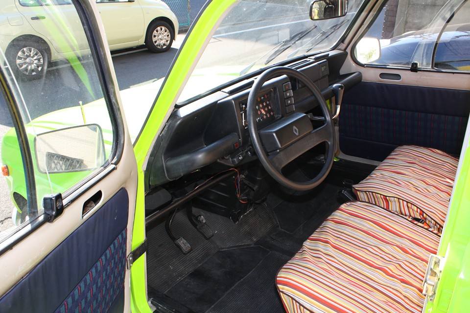 内装はノーマルのままですので、年式相応、フランス車標準仕様？！といったところでしょうか。