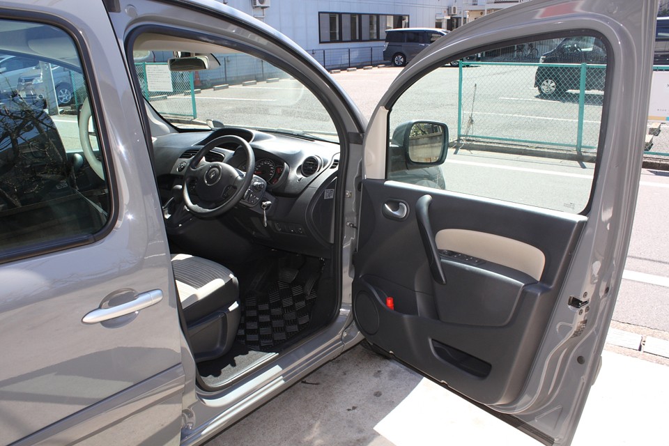 インテリアも目立つキズ、汚れはありませんので、気持ち良くお乗りいただけると思います。