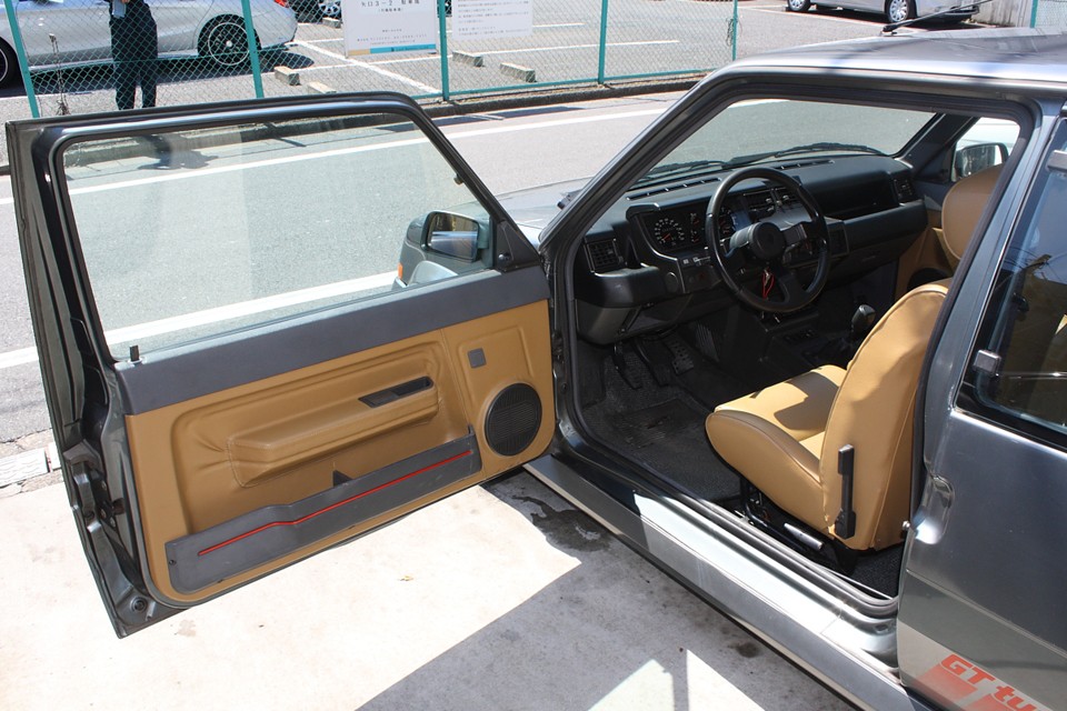 ん？なんか印象が違う…と思ったアナタはエライ！
シート＆内張りは平成25年4月に、なんとタン革へ張り替え済み！