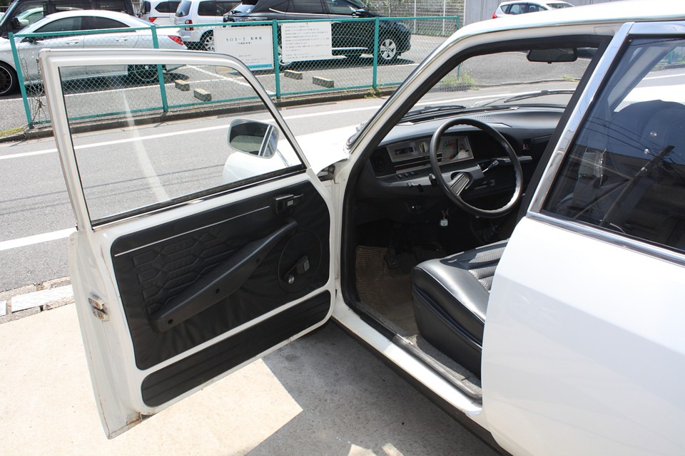 インテリアは黒一色！外装の白とのコントラストが、とってもクール！
ベージュ系の内装が多いGSですが、それとは違ってかなりスッキリした印象です。