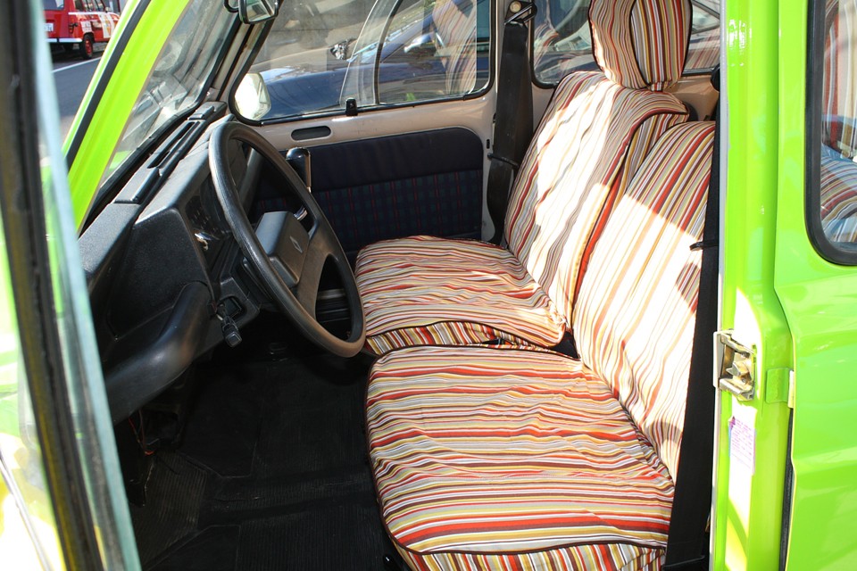 内装も負けていられません！という事で、外装の鮮やかさに合わせてシートカバーもこんな感じで製作してみましたぁ！