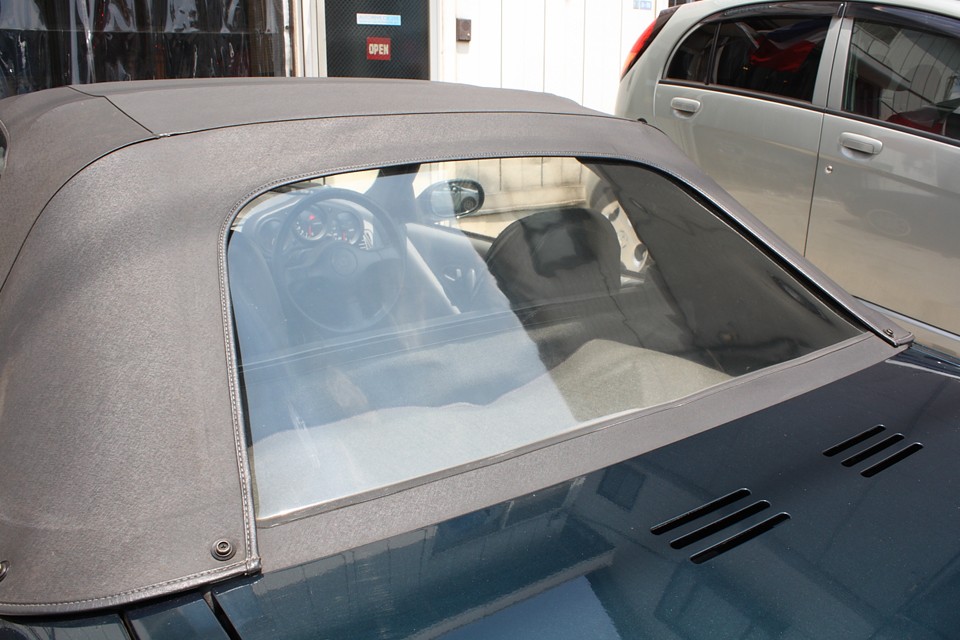 乾いたタオルで拭いただけでキズが付いてしまうリアスクリーンもご覧の通り！
これだけでもこの個体の良さをお判りいただけるのではないかと…。