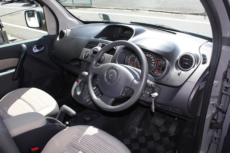 マニュアルモード付きのAT車ですから普段はDレンジで楽々！
下り坂ではマニュアルモードで細かくエンジンブレーキをコントロール出来ます！