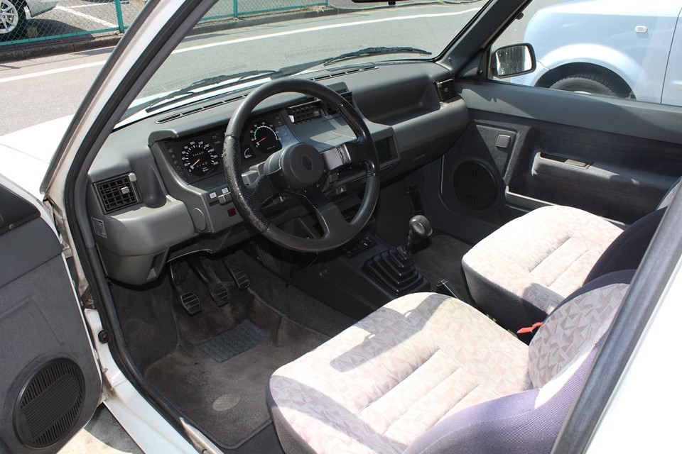 スロープ状のメーターパネルは視認性が良い上に、視界がフロントウィンドウへと続くので開放感を感じます。
小さいはずのボディなのにシートに座ると、それを感じさせないのは、こういう所なんでしょうね。