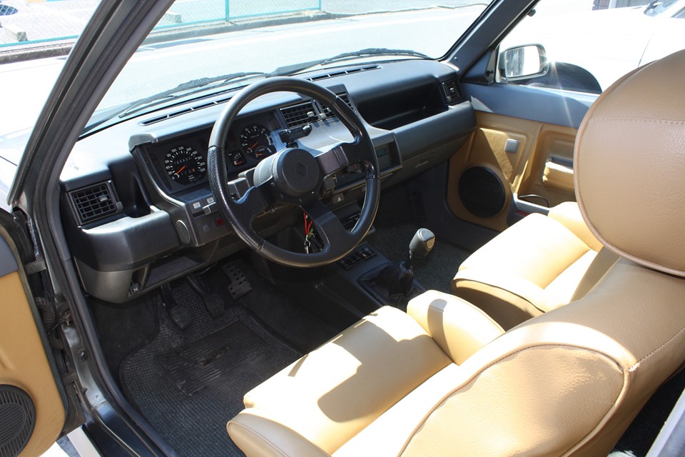 サンクはインテリアのデザインも秀逸！このインパネ見て下さい。
所有する喜びを感じられるデザイン！って言ったら言い過ぎ？