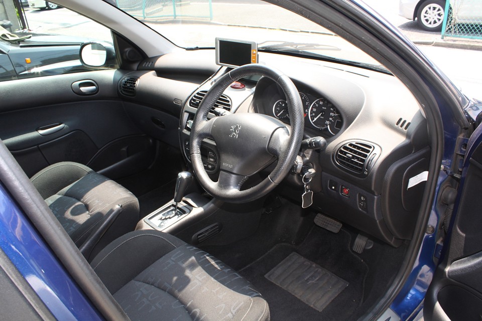 うねる様な曲線でデザインされたインテリア！良く見るとコレ、かなり凝った造型してます。