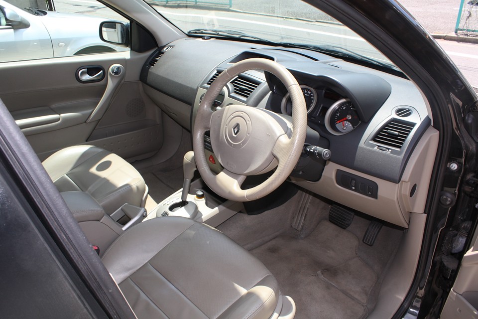 黒とベージュの2トーンがとても上品な印象です。トップグレードですので装備も充実！