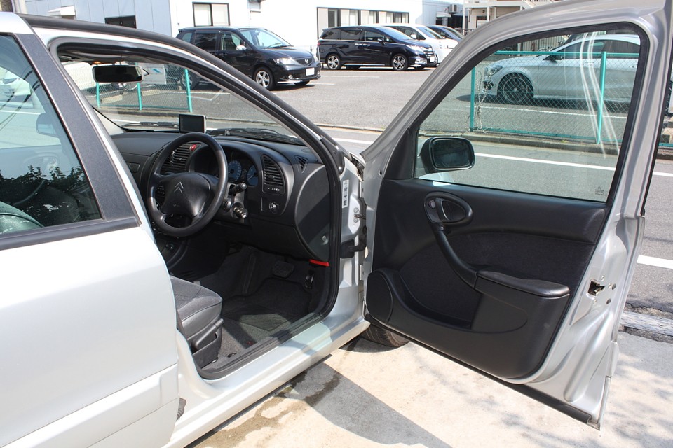 黒を基調としたオーソドックスなインテリアですが、かなり機能的！