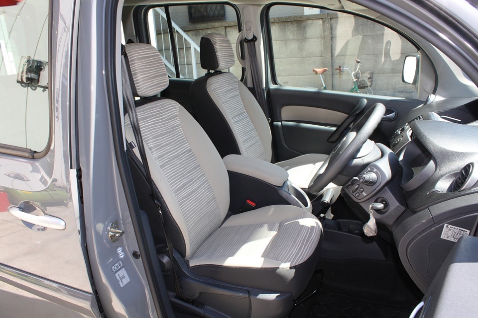 ボディカラーともマッチしたモノトーン調で落ち着いた印象のインテリア！